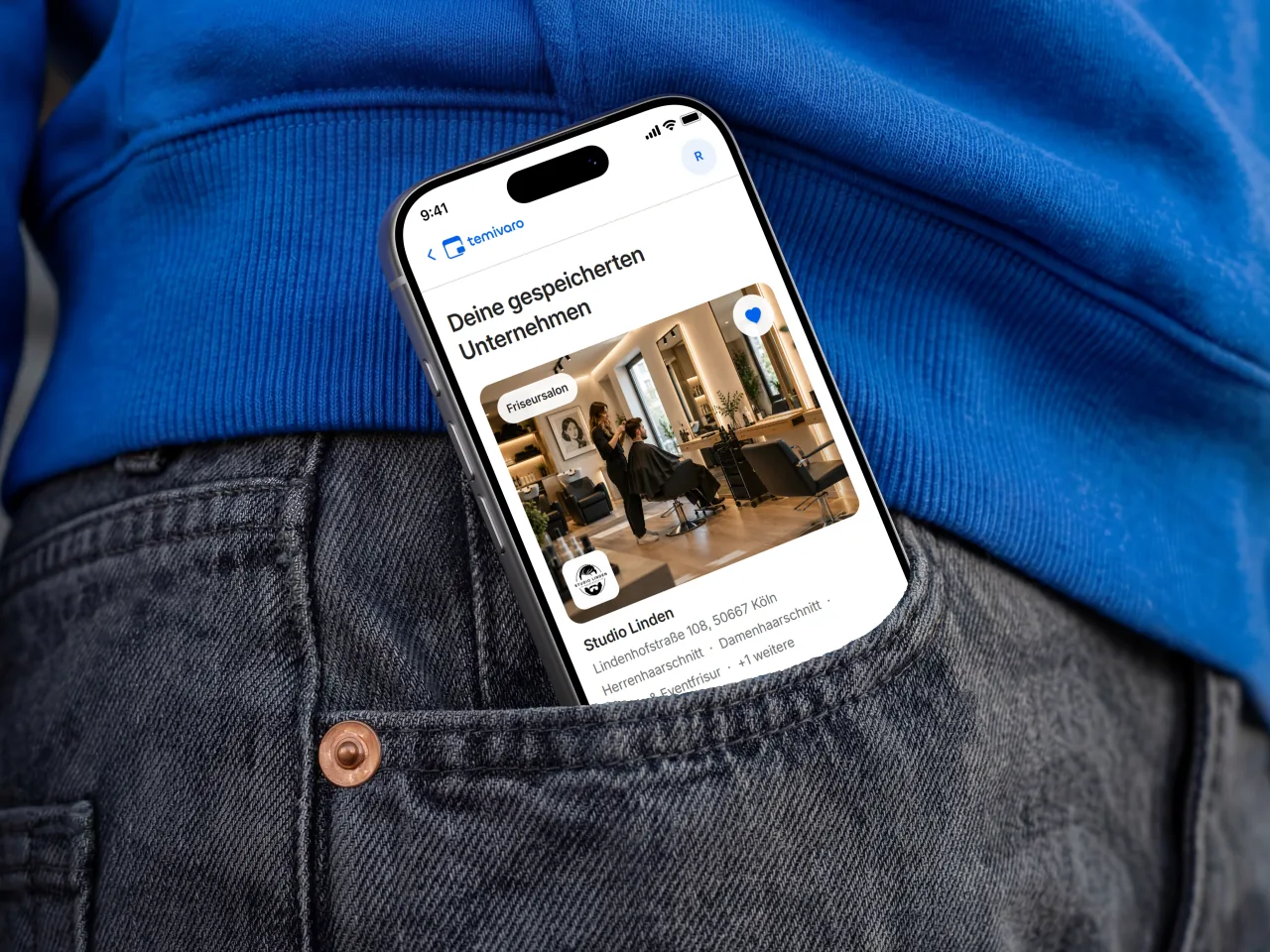 Smartphone mit gespeicherten Unternehmen im Temivaro-Kundenkonto in einer Jeanstasche